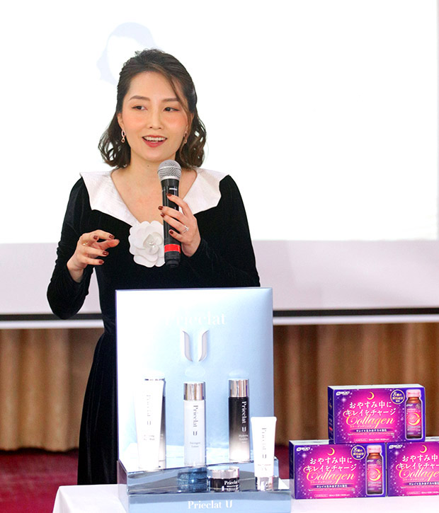 Chuyên gia Nguyễn Thanh Tâm - quản lý thương hiệu Spa Pháp Belle Peau Beauté đánh giá, dòng sản phẩm Prieclat U đem lại trải nghiệm “thuần Nhật” cho người sử dụng - Ảnh: Đức Bình/Sức khỏe+