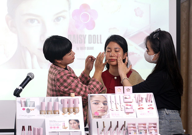 Chuyên gia Thanh Thư thực hiện makeup trực tiếp tại workshop với bộ mỹ phẩm Daisy Doll chứa nhiều dưỡng chất, giúp dưỡng ẩm ngay cả khi trang điểm - Ảnh: Đức Bình/sức khỏe+