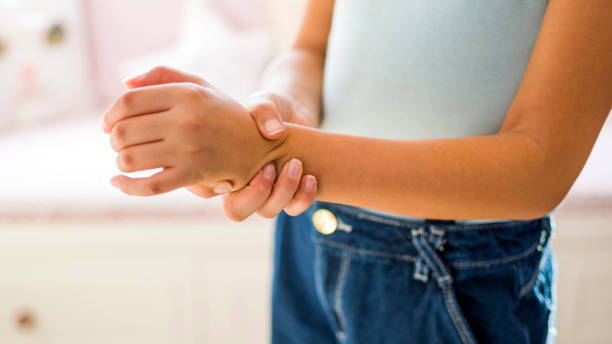 Cha mẹ không nên chủ quan khi trẻ kêu mỏi, tê tay, ngón cái vận động khó