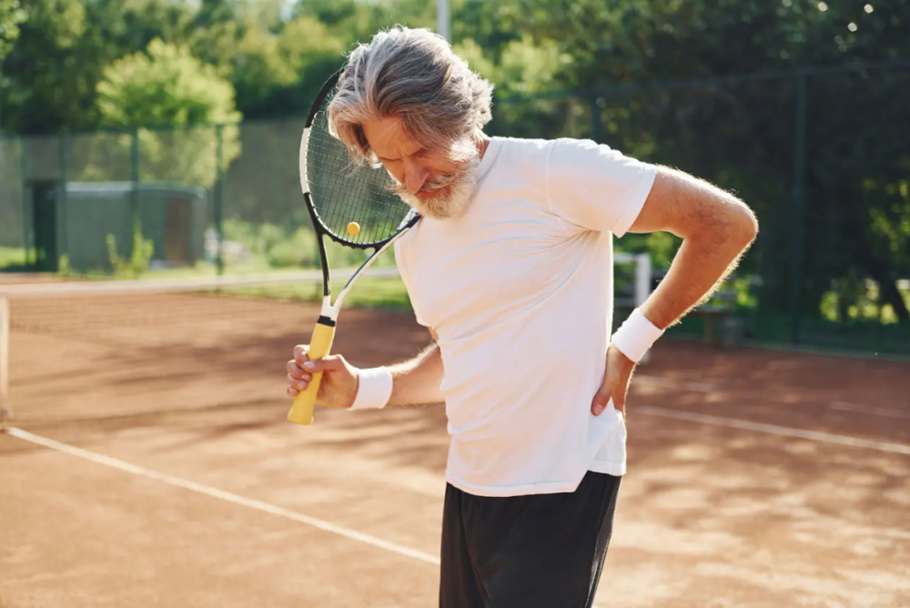 Thực hiện các động tác khi chơi tennis đột ngột và quá mức sẽ khiến đĩa đệm cột sống, cơ gân, dây chằng và các khớp gặp áp lực lớn dẫn tới đau thắt lưng
