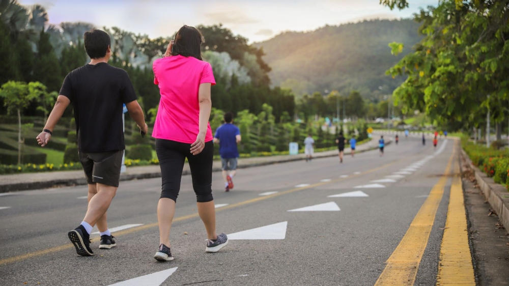 Tập thể dục đều đặn giúp tăng lượng HDL cholesterol tự nhiên, đồng thời cải thiện sức khỏe tim mạch