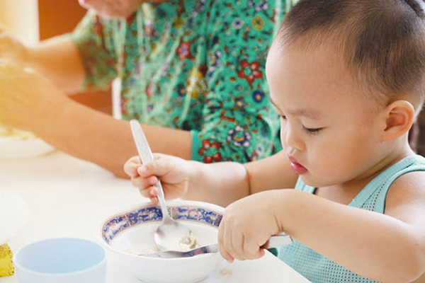 Trẻ nên dùng dụng cụ ăn uống riêng, không nhai mớm thức ăn cho trẻ