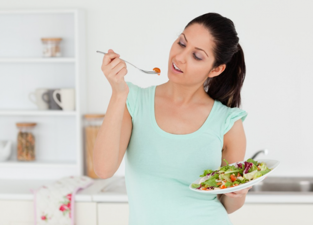 Ăn salad trước bữa ăn giúp ngăn ngừa đường huyết tăng đột ngột sau ăn