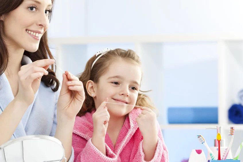 Trẻ em có thể sử dụng chỉ nha khoa để vệ sinh răng miệng dưới sự hướng dẫn của cha mẹ