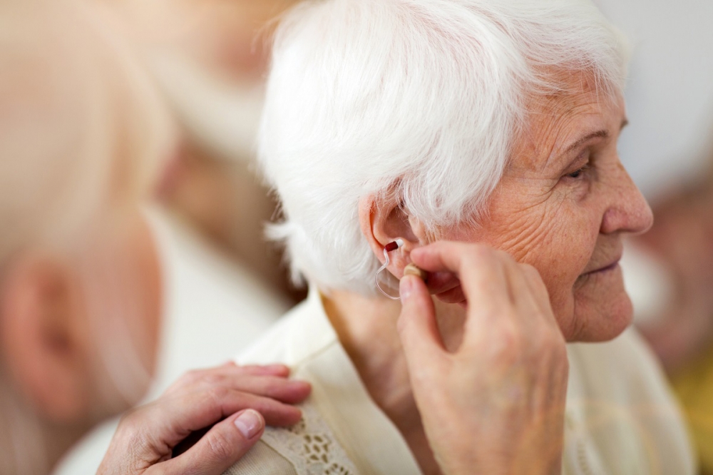 Máy trợ thính có thể giúp cải thiện các triệu chứng lãng tai ở người già