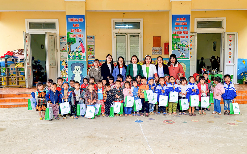 Vinalink Group trao tặng quà cho các em tại điểm trường mầm non Huồi Cọ