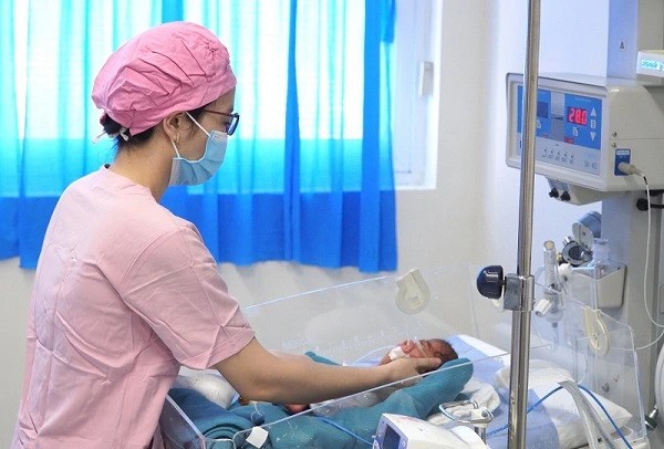BVĐK Trung ương Quảng Nam nuôi dưỡng thành công bé gái sinh non từ 850 gram lên 1,7kg trong hơn 5 tuần - Ảnh: sức khỏe & Đời sống