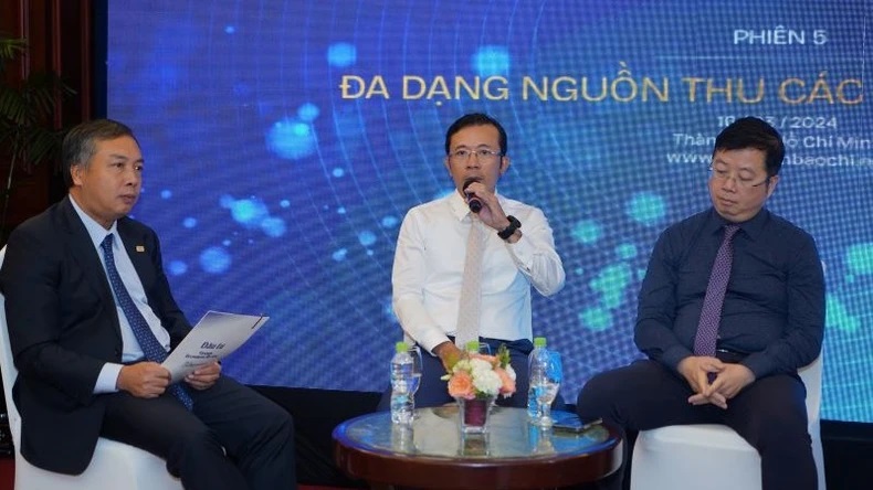 Từ phải qua: Thứ trưởng Nguyễn Thanh Lâm - Ông Trần Xuân Toàn - PTBT báo Tuổi trẻ, ông Lê Đức Minh - TBT báo Đầu tư