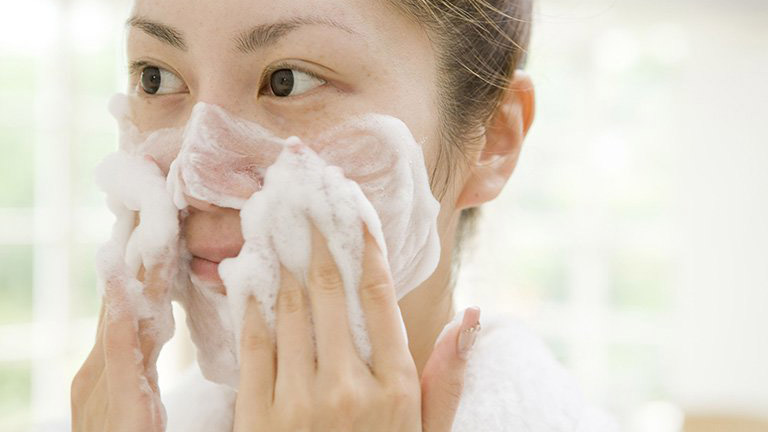 Người mắc chứng đỏ mặt nên dùng sữa rửa mặt nhẹ dịu, tạo bọt kỹ trước khi thoa lên da để hạn chế ma sát