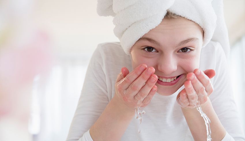 Trẻ tuổi teen nên làm sạch da với sữa rửa mặt nhẹ dịu, tránh dùng sản phẩm chứa cồn và các thành phần tẩy rửa mạnh