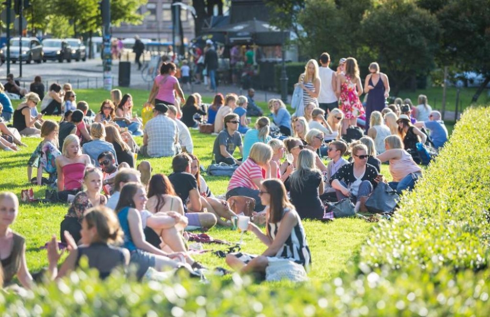 Người dân Phần Lan thưởng thức cà phê ngoài trời tại một công viên ở Helsinki