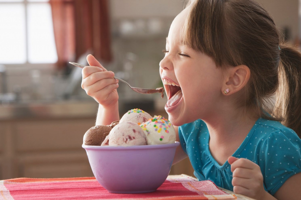 Trẻ ăn quá nhiều kem lạnh trong thời tiết nắng nóng dễ ảnh hưởng xấu tới niêm mạc họng