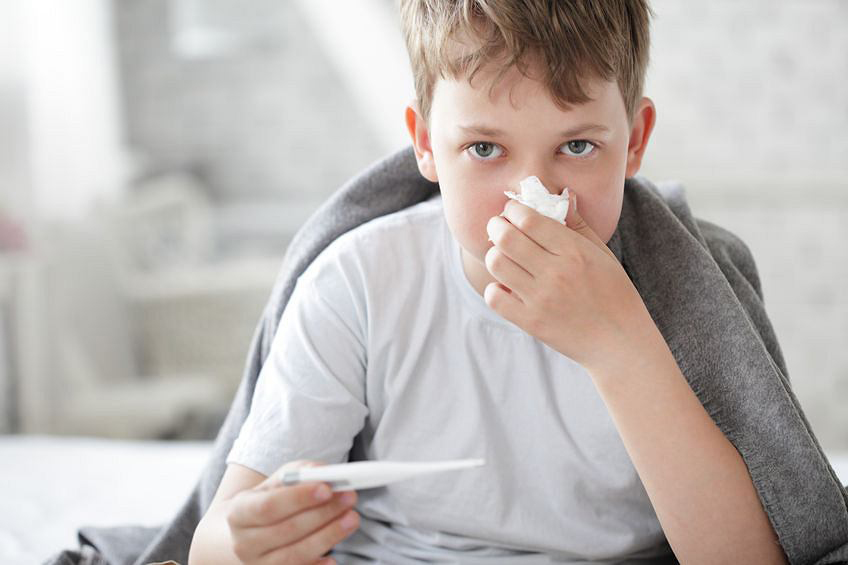 Cha mẹ cần theo dõi chặt chẽ các triệu chứng viêm họng kèm sốt cao, sổ mũi