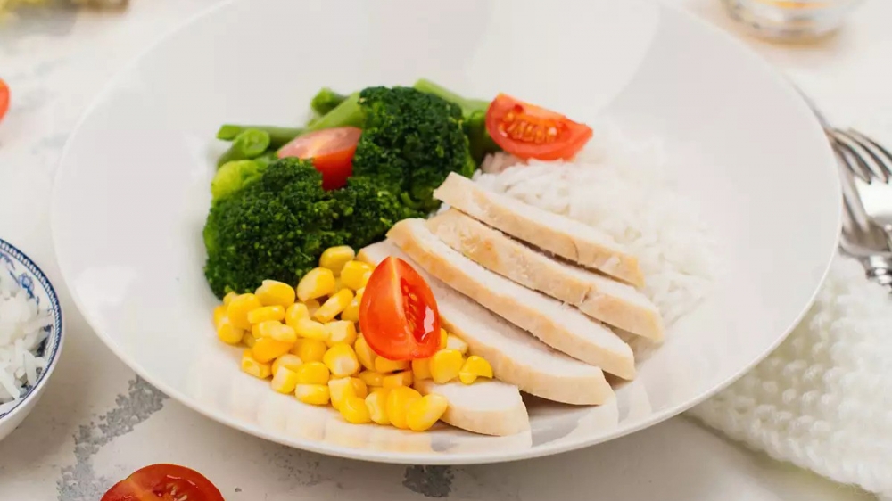 Để kiểm soát lượng đường trong máu sau bữa ăn, bạn nên đảm bảo bữa ăn cân bằng, có đủ rau xanh, protein và tinh bột
