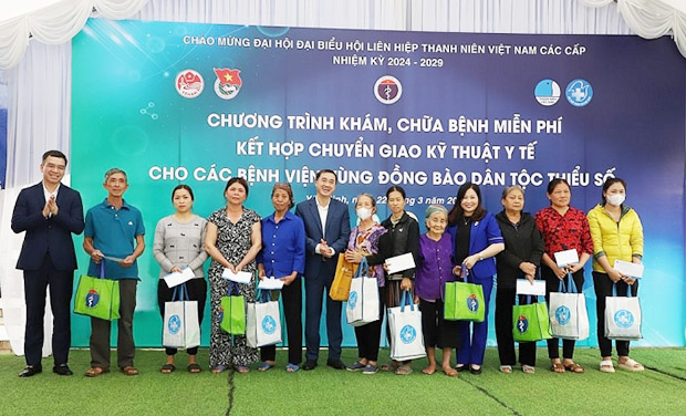 Thứ trưởng bộ Y tế Trần Văn Thuấn cùng lãnh đạo tỉnh Yên Bái trao các phần quà an sinh xã hội cho 20 bệnh nhân có hoàn cảnh khó khăn