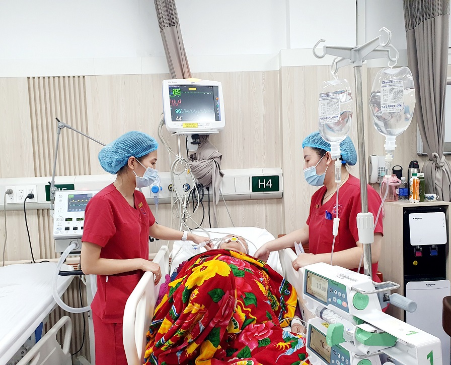 Điều dưỡng Đặng Thị Hạ (bên trái) chăm sóc bệnh nhân tại Trung tâm Cấp cứu A9 - Bệnh viện Bạch Mai