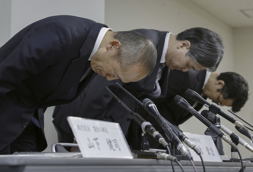 Chủ tịch Akihiro Kobayashi tổ chức họp báo tự nguyện thu hồi sản phẩm và cúi đầu xin lỗi công chúng do các vấn đề sức khỏe liên quan đến sản phẩm - Ảnh: Kyodo News/AP