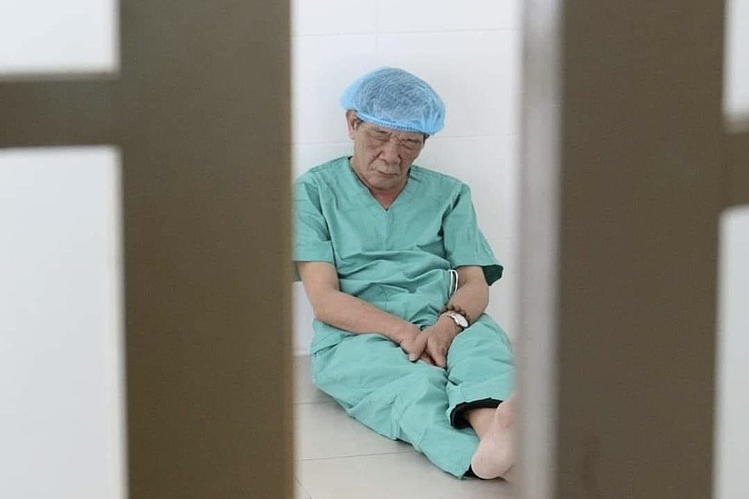 Bác sĩ Phạm Minh Trường tranh thủ chợp mắt sau các ca mổ đục thủy tinh thể cho bệnh nhân nghèo 