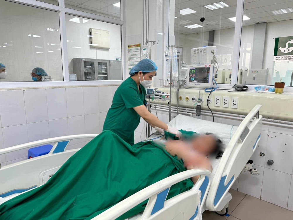 Nữ bệnh nhân đang được điều trị tại Bệnh viện Bệnh Nhiệt đới Trung ương