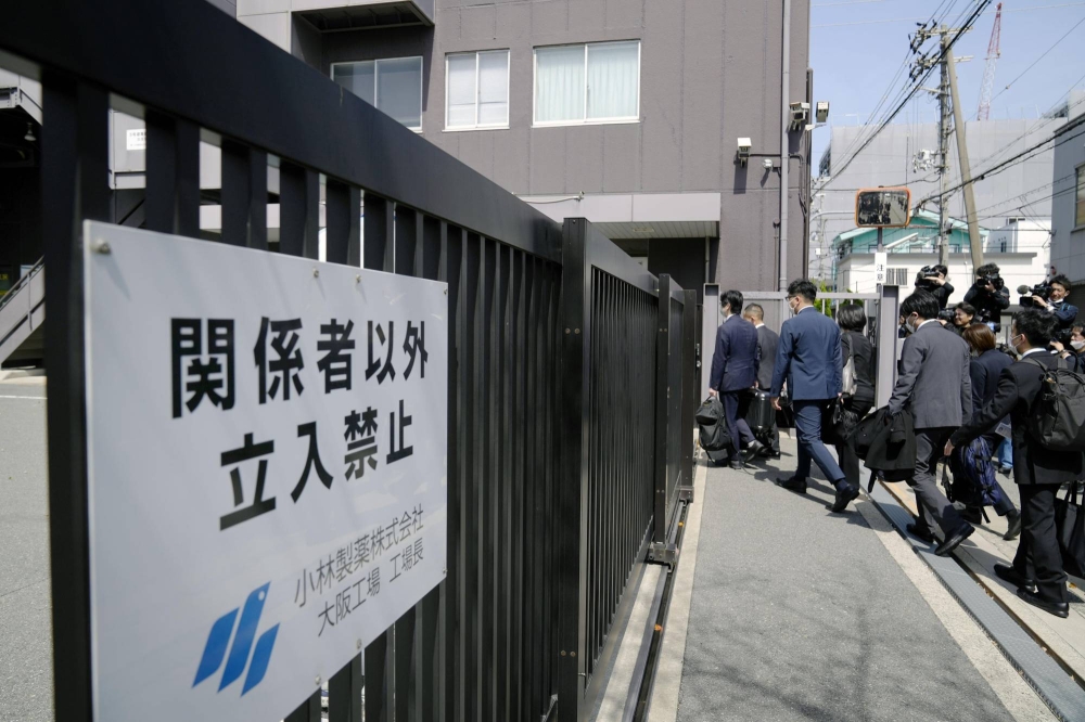 Các quan chức Bộ Y tế và chính quyền thành phố Osaka kiểm tra một nhà máy của Công ty Kobayashi ở Osaka ngày 30/3 - Ảnh: Kyodo
