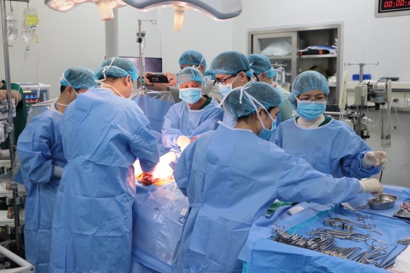Các bác sĩ thực hiện ca phẫu thuật lấy đa tạng hiến từ nữ nhân viên y tế hồi sinh sự sống cho 4 người - Ảnh: Bệnh viện cung cấp