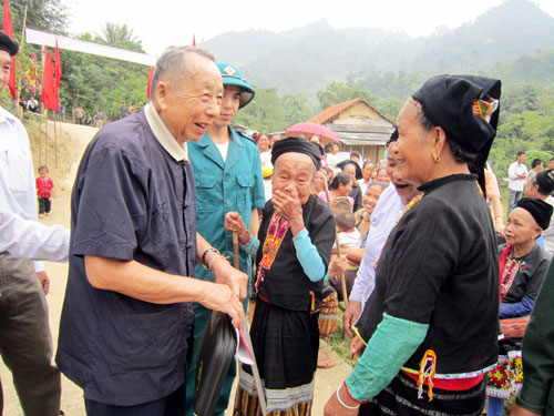 Ông Vừ Chông Pao với bà con dân tộc trong Ngày hội Đoàn kết toàn dân (Ảnh PetroTimes)