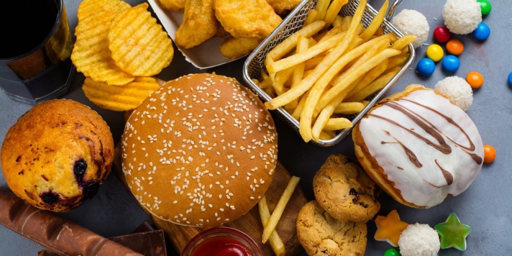 Bánh quy, khoai tây chiên và các loại thức ăn nhanh chứa hàm lượng cao chất béo chuyển hóa. Ảnh: StockSnap