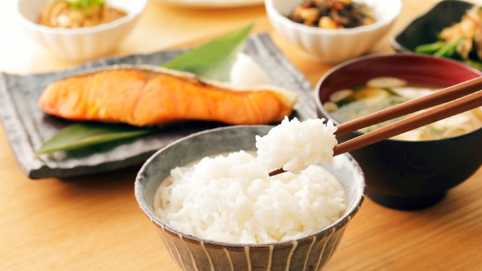 Trong bữa cơm truyền thống của người Nhật chủ yếu có cơm và cá