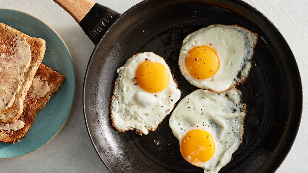 3 quả trứng cung cấp đủ biotin cơ thể người trưởng thành cần trong một ngày