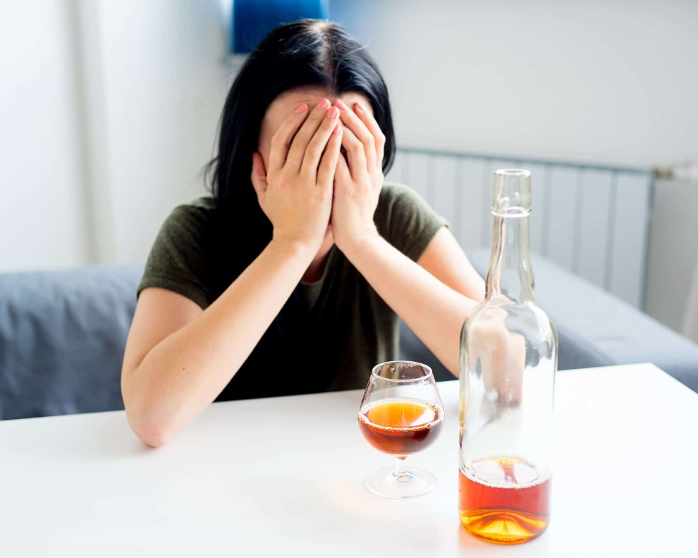 Người lạm dụng rượu bia và nghiện rượu có nguy cơ cao xơ gan