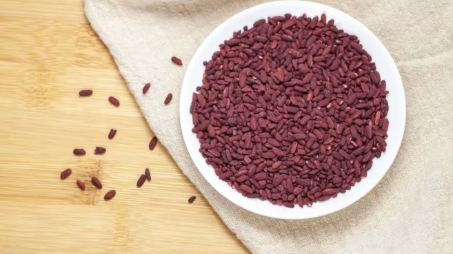 Gạo men đỏ được sản xuất bằng quá trình lên men nấm mốc trên gạo - Ảnh: CNA