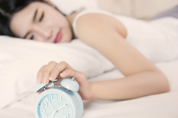Đồng hồ sinh học chạy nhanh ảnh hưởng tới chu kỳ thức - ngủ, điều chỉnh hormone cũng như chất lượng giấc ngủ ở phụ nữ