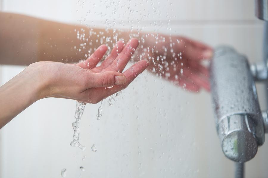 Người có làn da khô hay mắc bệnh chàm nên chú ý về nhiệt độ nước và thời gian tắm - Ảnh: Absolute Mobility