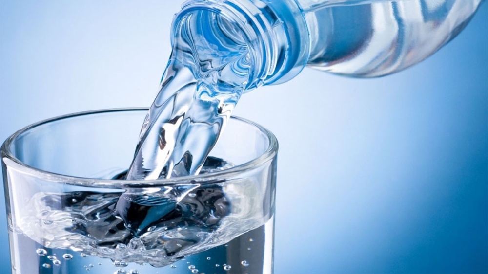 Uống quá nhiều nước trong một lần có thể gây ngộ độc. - Ảnh: Điện máy xanh
