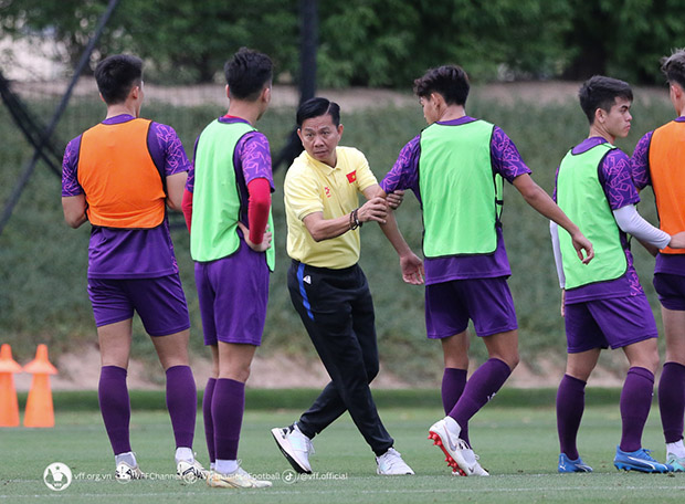 HLV Hoàng Anh Tuấn cần gấp rút chỉnh sửa lại những vấn đề còn tồn tại trước khi U23 Việt Nam đối đầu với những đội bóng mạnh hơn sắp tới - Ảnh: VFF