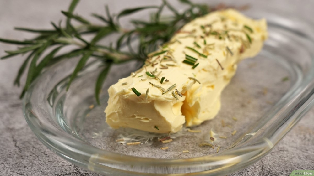 Bơ kết hợp với lá hương thảo thơm và béo ngậy, có thể dùng để ăn cùng bánh mì