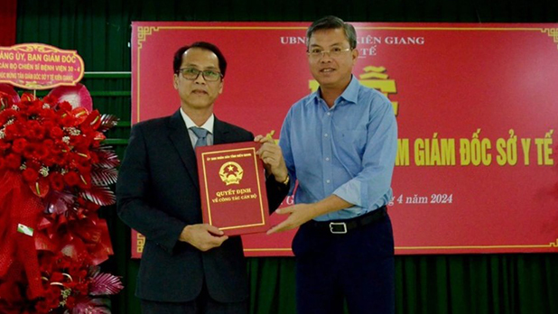 
Phó Chủ tịch UBND tỉnh Kiên Giang Nguyễn Lưu Trung trao quyết định bổ nhiệm Giám đốc Sở Y tế tỉnh cho Đại tá Hồ Văn Dũng (bên trái) - Ảnh: Báo Dân trí