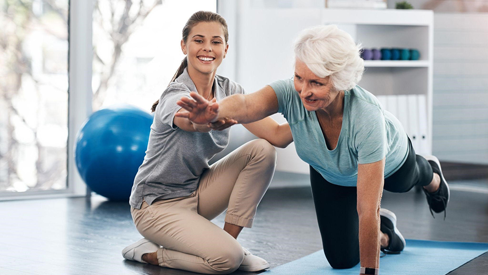 Vật lý trị liệu giúp cải thiện khả năng vận động và củng cố các cơ bắp quanh khớp