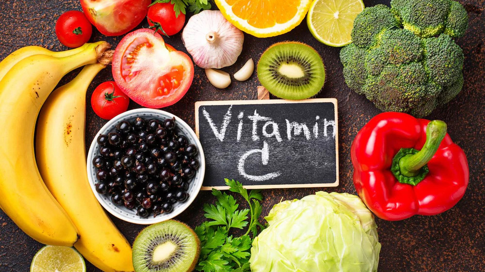 Bổ sung thực phẩm giàu vitamin C vào chế độ ăn giúp tăng sự đào thải acid uric qua thận
