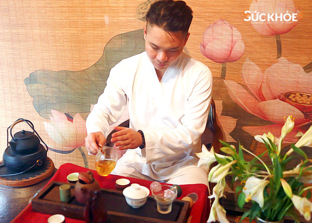 Trà nhân Đỗ Thanh Sơn - học trò của nghệ nhân trà Đào Đức Hiếu giao lưu và chia sẻ về trà Shan Tuyết Suối Giàng nhân dịp diễn ra Ngày Sách và văn hóa đọc Việt Nam 2024.