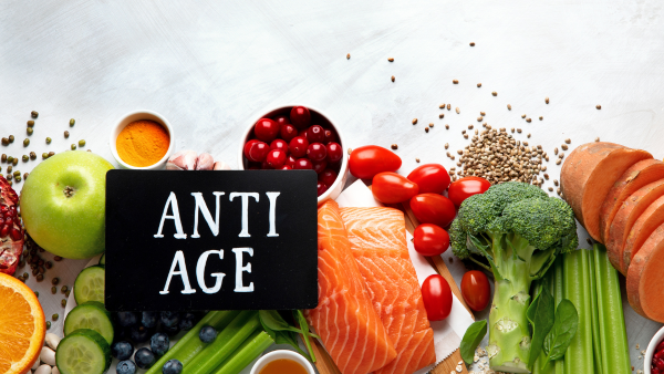 Chế độ ăn nhiều thực phẩm chống lão hóa có thể giúp làm chậm quá trình này và cải thiện sức khỏe tổng thể.