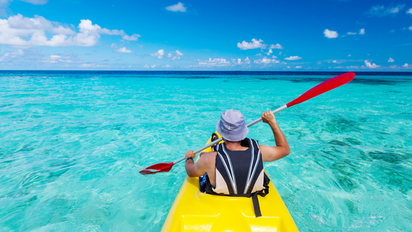 Kayak là bộ môn thể thao dưới nước, sử dụng thuyền nhỏ và mái chèo 2 cánh để di chuyển.