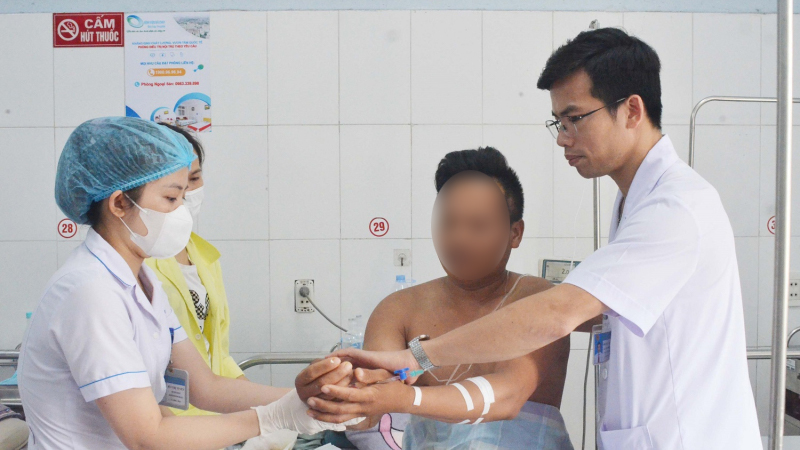 Bác sĩ CKII Hoàng Văn Quyết – Trưởng phòng Tổ chức cán bộ, Bệnh viện Bãi Cháy thăm khám cho bệnh nhân sau phẫu thuật - Ảnh: BVCC