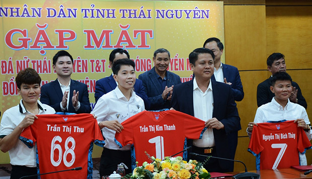 CLB bóng đá nữ Thái Nguyên T&T tiếp tục khuynh đảo làng bóng đá nữ Việt Nam bằng hợp đồng khủng với 3 tuyển thủ Quốc gia Kim Thanh, Bích Thùy và Trần Thị Thu