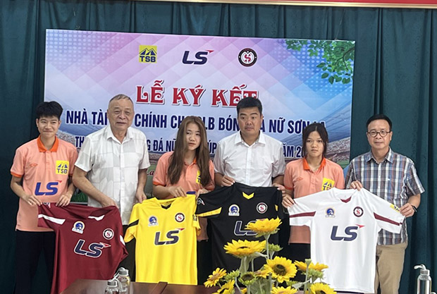Hợp đồng tài trợ từ Công ty TNHH Thương mại thiết bị điện Thái Sơn Bắc sẽ giúp các cầu thủ nữ Sơn La thêm quyết tâm và tự tin bước vào giải Bóng đá nữ VĐQG 2024 