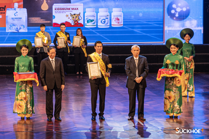 Cúp vàng Vì sức khỏe cộng đồng được trao tặng cho 3 sản phẩm của Công ty cổ phần Tập đoàn Liên kết Việt Nam (Vinalink Group).