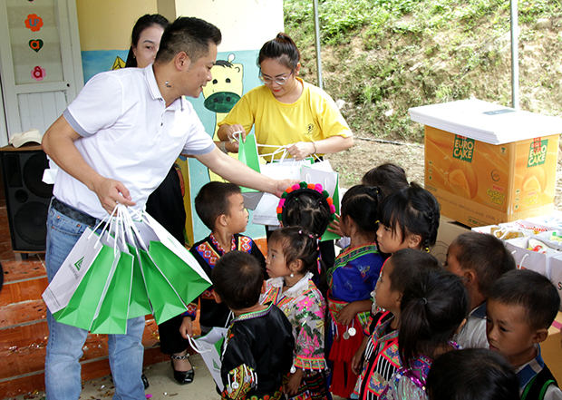 Tổng Giám đốc Vinalink Group Nguyễn Đức Anh trao quà cho các em nhỏ - Ảnh: Sức khỏe+