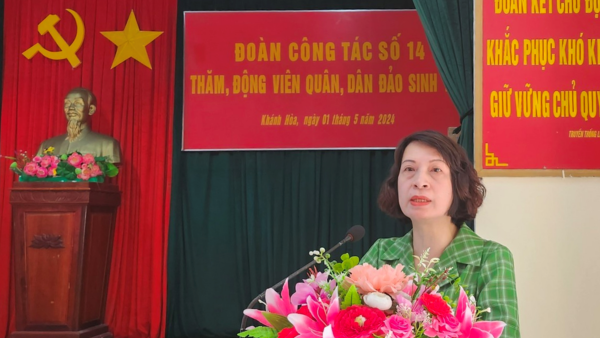 Thứ trưởng Nguyễn Thị Liên Hương phát biểu tại buổi gặp mặt quân và dân trên đảo Sinh Tồn - Ảnh: Bộ Y tế.
