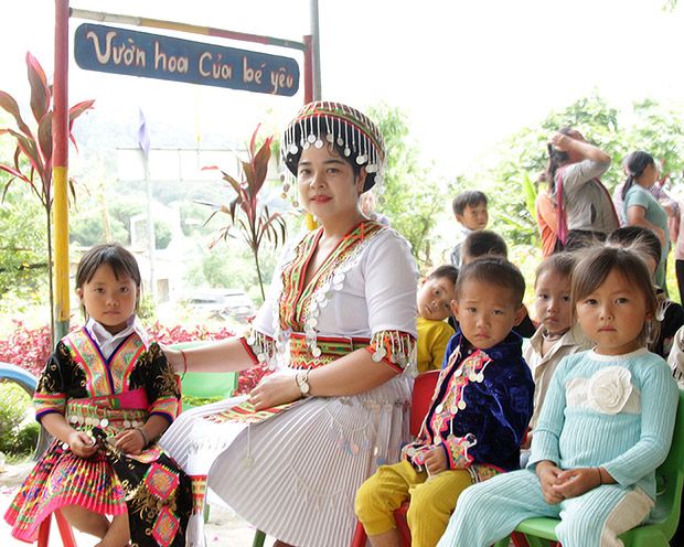 Cô giáo Ngân Thị Chiến đã có kinh nghiệm 15 năm cắm bản, đồng hành cùng trẻ em vùng cao - Ảnh: Sức khỏe+