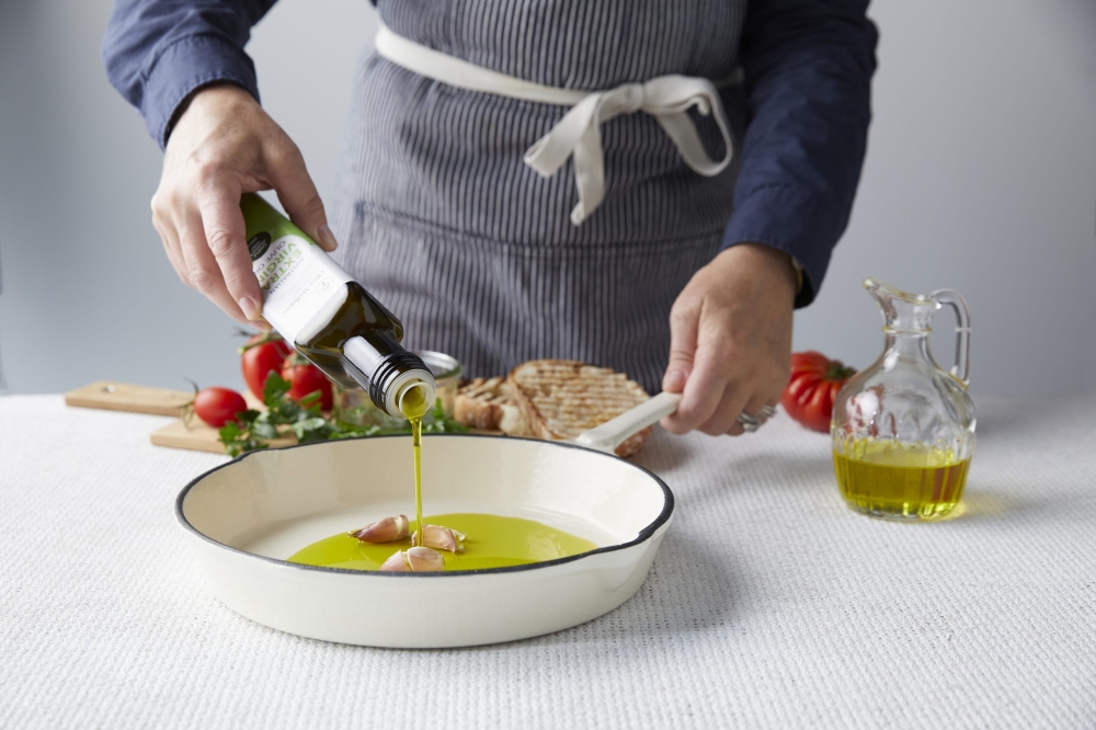 Chuyên gia dinh dưỡng khuyến khích sử dụng dầu olive trong nấu nướng hàng ngày